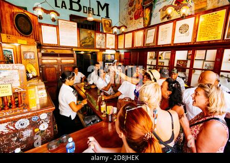 La Bodeguita del Medio ist ein typisches Havanna-Restaurant in Kuba, und einer der großen touristischen Orte in der Stadt, wo viele Besucher vorbeigegangen sind, aus Stockfoto