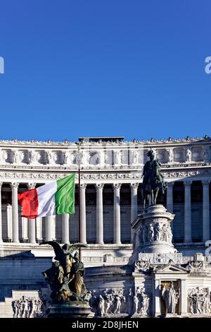 Flagge mit italienischer Flagge. Denkmal für König Viktor Emanuel II und Denkmal des unbekannten Soldaten auf dem Venedig-Platz. Vittorio Emanuele II. Rom, Italien, EU. Stockfoto