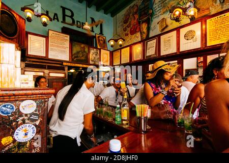 La Bodeguita del Medio ist ein typisches Havanna-Restaurant in Kuba, und einer der großen touristischen Orte in der Stadt, wo viele Besucher vorbeigegangen sind, aus Stockfoto