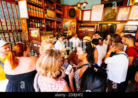 La Bodeguita del Medio ist ein typisches Havanna-Restaurant in Kuba, und einer der großen touristischen Orte in der Stadt, wo viele Besucher vorbeigegangen sind, aus Stockfoto