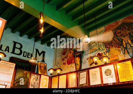 La Bodeguita del Medio ist ein typisches Havanna-Restaurant in Kuba, und einer der großen touristischen Orte in der Stadt, wo viele Besucher vorbeigegangen sind, aus Stockfoto