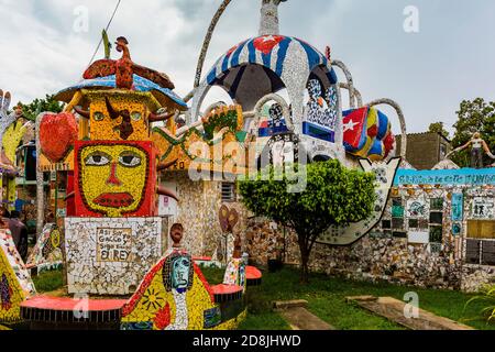 Der Künstler Jose Rodriguez Fuster schuf Fusterland, indem er sein eigenes Zuhause mit farbenfrohen Keramik- und Mosaikfliesen in Jaimanitas dekorierte. La Habana - La Havana, Stockfoto