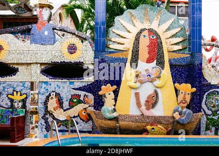 Der Künstler Jose Rodriguez Fuster schuf Fusterland, indem er sein eigenes Zuhause mit farbenfrohen Keramik- und Mosaikfliesen in Jaimanitas dekorierte. La Habana - La Havana, Stockfoto