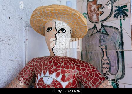 Der Künstler Jose Rodriguez Fuster schuf Fusterland, indem er sein eigenes Zuhause mit farbenfrohen Keramik- und Mosaikfliesen in Jaimanitas dekorierte. La Habana - La Havana, Stockfoto