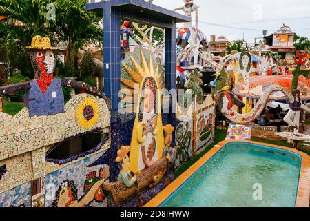 Der Künstler Jose Rodriguez Fuster schuf Fusterland, indem er sein eigenes Zuhause mit farbenfrohen Keramik- und Mosaikfliesen in Jaimanitas dekorierte. La Habana - La Havana, Stockfoto