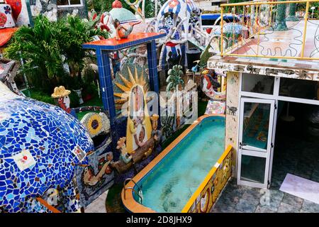 Der Künstler Jose Rodriguez Fuster schuf Fusterland, indem er sein eigenes Zuhause mit farbenfrohen Keramik- und Mosaikfliesen in Jaimanitas dekorierte. La Habana - La Havana, Stockfoto