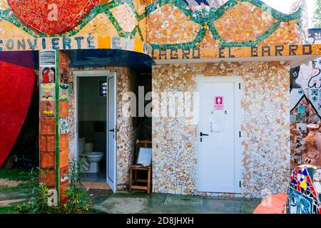 Der Künstler Jose Rodriguez Fuster schuf Fusterland, indem er sein eigenes Zuhause mit farbenfrohen Keramik- und Mosaikfliesen in Jaimanitas dekorierte. La Habana - La Havana, Stockfoto