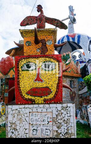 Der Künstler Jose Rodriguez Fuster schuf Fusterland, indem er sein eigenes Zuhause mit farbenfrohen Keramik- und Mosaikfliesen in Jaimanitas dekorierte. La Habana - La Havana, Stockfoto