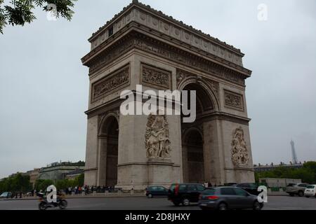 Ein einsames Foto des berühmten Triumphbogens (Arc de Triomphe) in Paris, Frankreich, um die Siege der französischen Armee durch die Erschiebung zu gedenken Stockfoto
