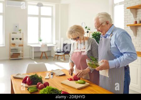 Glücklich reifes Paar Kochen gesundes Mittagessen zusammen in der Küche Ihrer modernen Wohnung Stockfoto