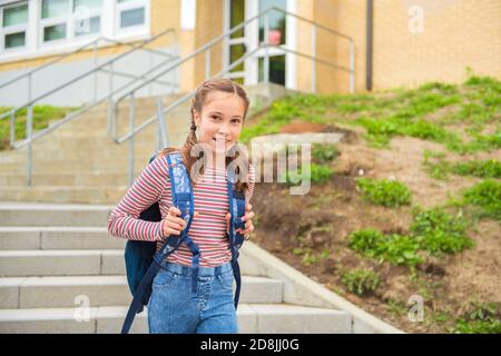 Ein schönes Porträt von niedlichen Mädchen mit Rucksack in der Schule Stockfoto