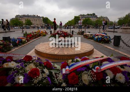 Paris, Frankreich 06/12/2010: Nahaufnahme des Grabes des unbekannten Soldaten und des Denkmals am Fuße des Triumphbogens in Paris. Es gibt ein To Stockfoto