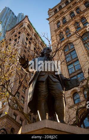 New York, USA 11/25/2017: Nahaufnahme der Benjamin Franklin Statue, die sich in Lower Manhattan in einem öffentlichen Park befindet. Dieses historische Wahrzeichen war BU Stockfoto