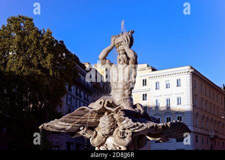 Triton-Brunnen, Meisterwerk des Barock von Bernini, Barberini-Platz, Altstadt von Rom, Italien, Europa. Klarer blauer Himmel, Kopierbereich. Stockfoto