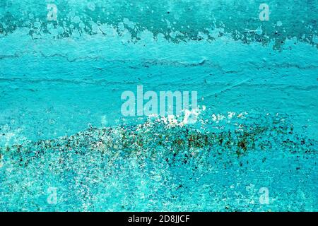 Nahaufnahme der verblassten türkisfarbenen Farbe auf Metall Stockfoto