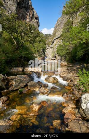 Erstaunlicher Wasserfall in Fragas de Sao Simao, Portugal Stockfoto