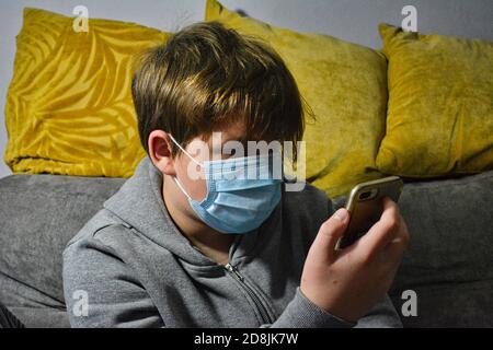 Teenager Junge auf seinem Smartphone. Stockfoto