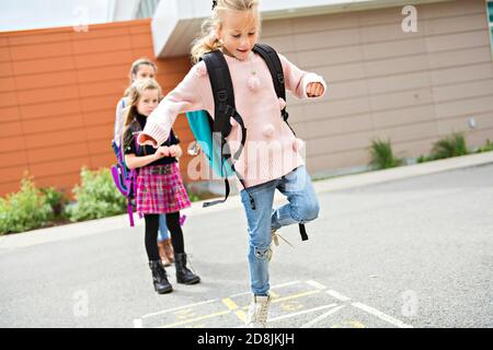 Ein Hopscotch auf dem Schulhof mit Freunden gemeinsam spielen Stockfoto