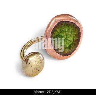 Handgefertigter Emaille Hakenring mit Avocado Thema von Brennofen Design Studio auf weißem Hintergrund fotografiert Stockfoto