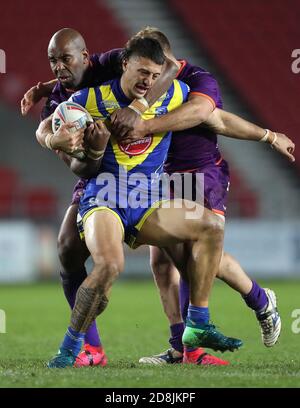 Anthony Gelling von Warrington Wolves (Mitte) wird während des Matches der Betfred Super League im Totally Wicked Stadium, St. Helens, angegangen. Stockfoto