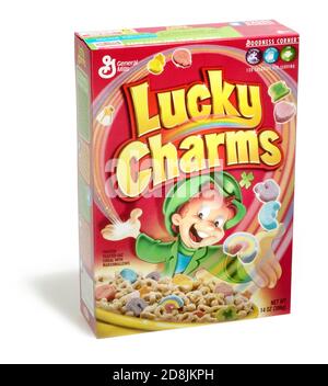 Schachtel mit Lucky Charms Getreide auf weißem Hintergrund fotografiert. Stockfoto