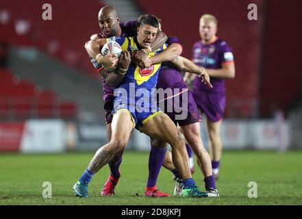 Anthony Gelling von Warrington Wolves (Mitte) wird während des Matches der Betfred Super League im Totally Wicked Stadium, St. Helens, angegangen. Stockfoto