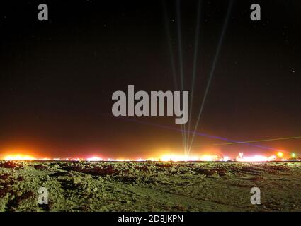 Die Wüste in der Nacht von Lasern und Feuer beleuchtet Stockfoto