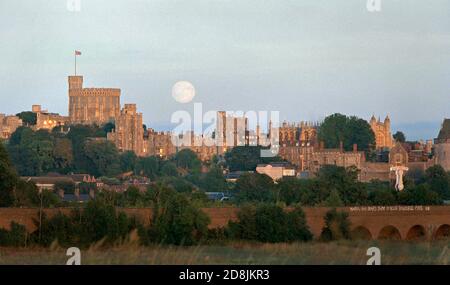 Bei Sonnenuntergang erhebt sich über Windsor Castle ein Vollmond. Stockfoto