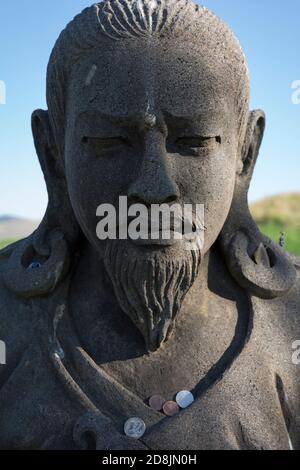 Münzen werden als Opfergaben an der Statue von Nubchen Sangye Yeshe im Garten der tausend Buddhas in Arlee, Montana am 24. Juli 2020 zurückgelassen. Stockfoto