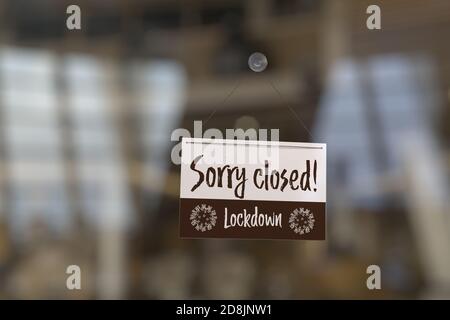 Geschlossen wegen Absperrung wegen Covid-19: Ein Schild an einer Restaurant- oder Ladentür mit der Aufschrift 'Sorry Closed!' Und „Lockdown“. Stockfoto