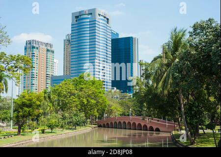 Bürogebäude der modernen Innenstadt von Bangkok vom Chatuchak Park aus gesehen, Bangkok Thailand Stockfoto