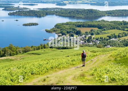Walker Blick auf Loch Lomond und das Dorf Luss vom Beinn Dubh Fußweg in den Luss Hills am Westufer des Loch Lomond, Schottland Stockfoto