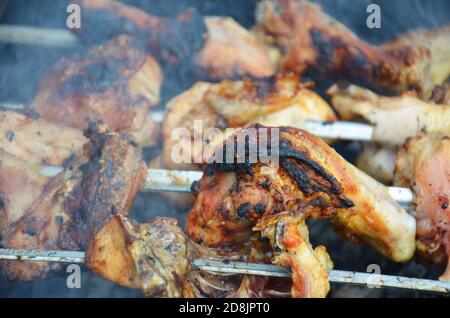 Vom Grill Kebab Kochen auf Metall Spieß. Gebratenes Fleisch am Grill gekocht. BBQ frisches Rindfleisch Chop Fleischscheiben. Östlichen Traditionsgericht, Schaschlik. Grill Stockfoto