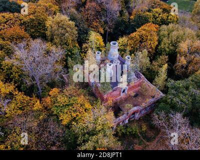 Verlassene russische orthodoxe Allerheiligen-Kirche in Plawsk, Tula-Region, Luftaufnahme im Herbst Stockfoto