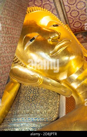 Kopf von Reclining Buddha im Wat Pho Tempel, Bangkok, Thailand Stockfoto