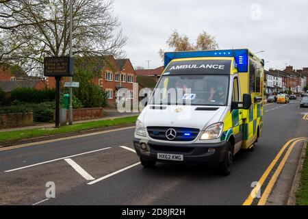 Aylesbury, Buckinghamshire, Großbritannien. Oktober 2020. Sanitäter geben eine Welle, während sie ein "Covid-19 Rising in der Gegend, begrenzen Sie Ihren Kontakt" Straßenrand LED-Zeichen in Aylesbury Stadtzentrum passieren. Quelle: Maureen McLean/Alamy Live News Stockfoto