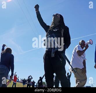 Fort Worth, Texas, USA. Oktober 2020. Unterstützer säumen die Straße zur Unterstützung von Senator KAMALA HARRIS in Fort Worth, Texas. Quelle: Lawrence Jenkins/ZUMA Wire/Alamy Live News Stockfoto