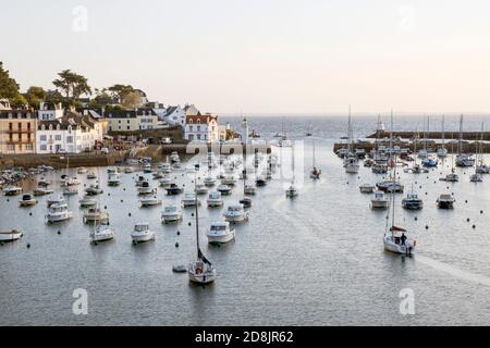 Am frühen Morgen Blick auf den Hafen von Sauzon auf der Insel Belle Ile, Bretagne, Frankreich. Blick von oben. Stockfoto