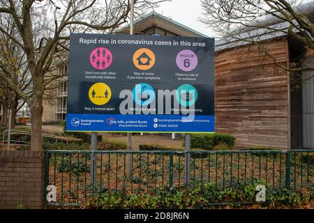 Aylesbury, Buckinghamshire, Großbritannien. Oktober 2020. Eine große Bekanntmachung der Gemeinde im Stadtzentrum von Aylesbury durch den Buckinghamshire-Rat warnt Passanten, dass es einen "raschen Anstieg von Coronavirus-Fällen in diesem Gebiet" gibt und die Maßnahmen, die die Menschen ergreifen sollten, um die Ausbreitung von Covid-19 zu verhindern. Quelle: Maureen McLean/Alamy Live News Stockfoto