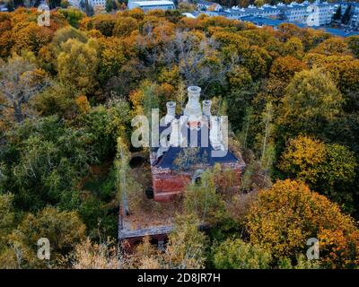 Verlassene russische orthodoxe Allerheiligen-Kirche in Plawsk, Tula-Region, Luftaufnahme im Herbst Stockfoto