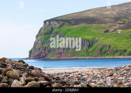 Klippen in Rackwick Bay auf Hoy Insel im Sommer mit Strand und atlantische Gewässer Stockfoto