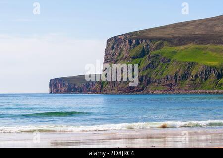 Rackwick Bay auf Hoy Insel im Sommer mit grünen Klippen und Meer Stockfoto