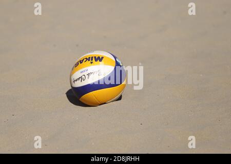 IZMIR, TÜRKEI - 27. SEPTEMBER 2020: Mikasa VLS300 ist offizieller Ball der U22 Beach Volleyball Europameisterschaft in Selcuk Pamucak Beach. Stockfoto