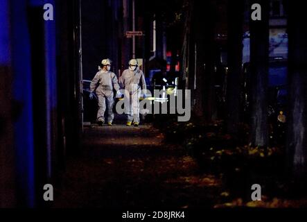 Gelsenkirchen, Deutschland. Oktober 2020. Feuerwehrleute in Schutzanzügen gehen ins Haus, wo in einer Wohnung hochexplosive Chemikalien entdeckt wurden. Verwandte eines verstorbenen Mannes hatten bei der Räumung der Wohnung Picronsäure gefunden. Aus Sicherheitsgründen wurden drei Wohngebäude geräumt. Quelle: Caroline Seidel/dpa/Alamy Live News Stockfoto