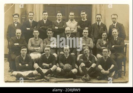 Originalpostkarte aus der Zeit vor WW1 des Fußballteams - E.F.C. ist auf dem Fußball geschrieben, aber nicht bekannt, ob dieser Everton Football Club, um 1912, 1913. Unbekannter Ort, Großbritannien Stockfoto