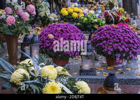 Grabschmuck auf dem Wolski Friedhof in Warschau, wenige Tage vor Allerheiligen in Polen Stockfoto