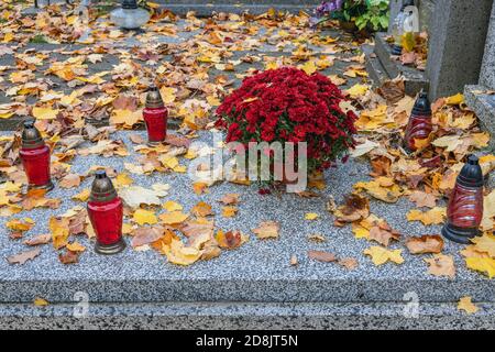 Grab auf Wolski Friedhof in Warschau Stadt, wenige Tage vor Allerheiligen Fest in Polen Stockfoto