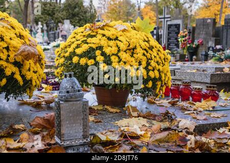 Kerzen und Blumen auf dem Wolski Friedhof in Warschau, wenige Tage vor Allerheiligen Fest in Polen Stockfoto
