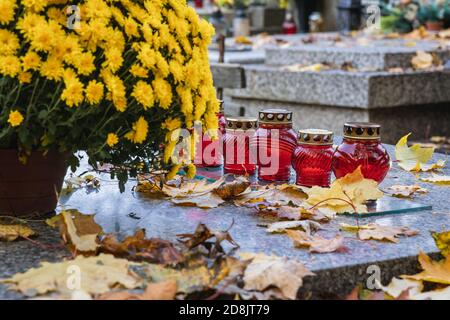 Kerzen und Blumen auf dem Wolski Friedhof in Warschau, wenige Tage vor Allerheiligen Fest in Polen Stockfoto