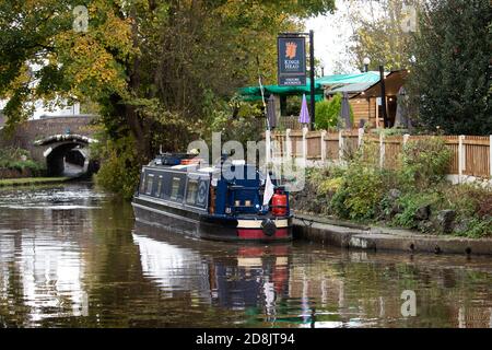 Kanalboote auf dem Coventry Kanal in Atherstone, North Warwickshire. Ein Grachtenboot vor dem Kings Head Pub in Atherstone. Im Oktober 2020 wurde die Schleuse Nummer zwei auf dem Atherstone-Schleusenflug gebrochen, was dazu führte, dass Boote hochgehalten wurden, wodurch eine Schlange von Booten entstand, die darauf warteten, entlang der Wasserstraße voranzukommen. Stockfoto